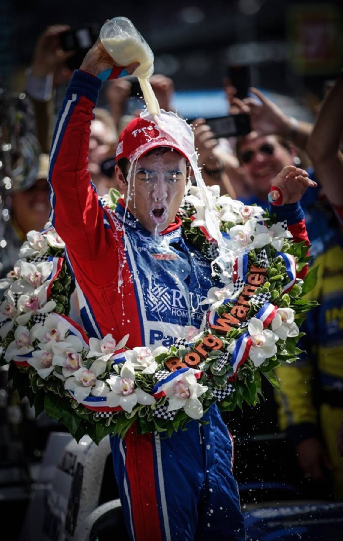 2017年、優勝してビクトリーレーンで牛乳を浴びる佐藤琢磨