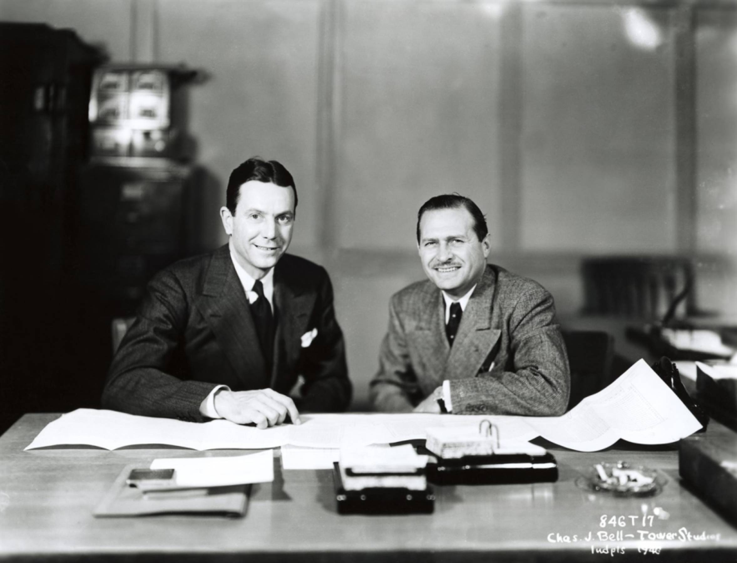 “トニー”・ハルマン(左)とウィルバー・ショウ(1946年)