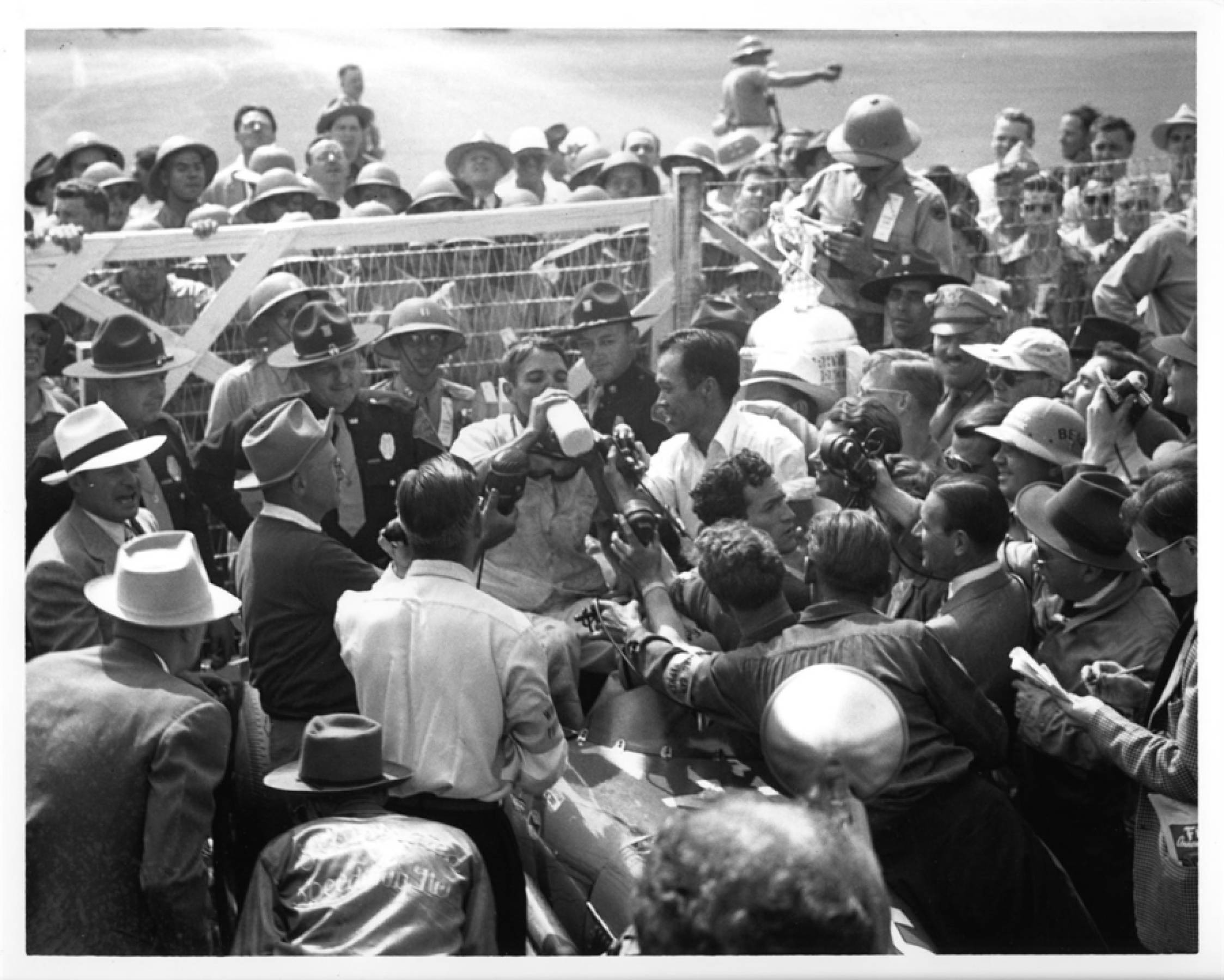 勝利してミルクを飲むジョージ・ロブソン(George Robson)(1946年)