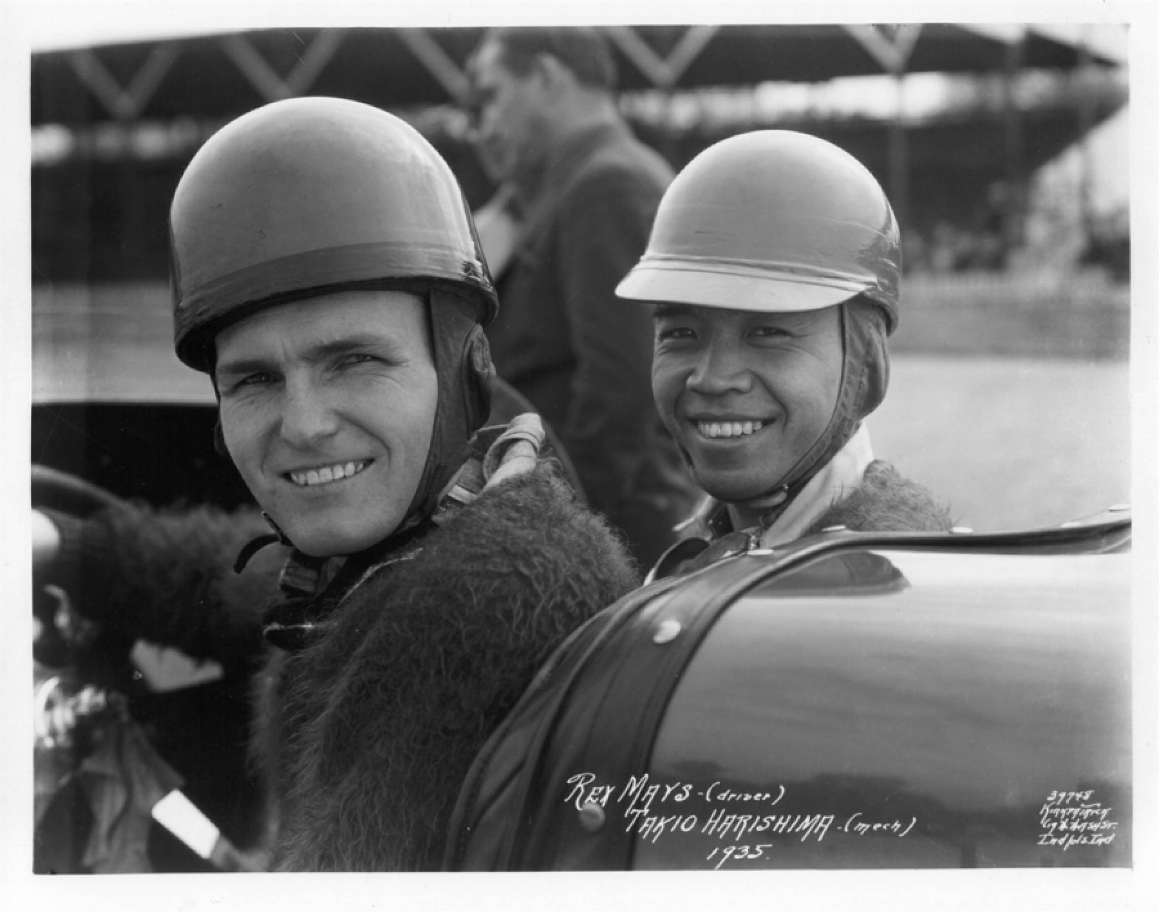1935年、メイズの助手席でライディング・メカニックを務めるタケオ・ヒラシマ