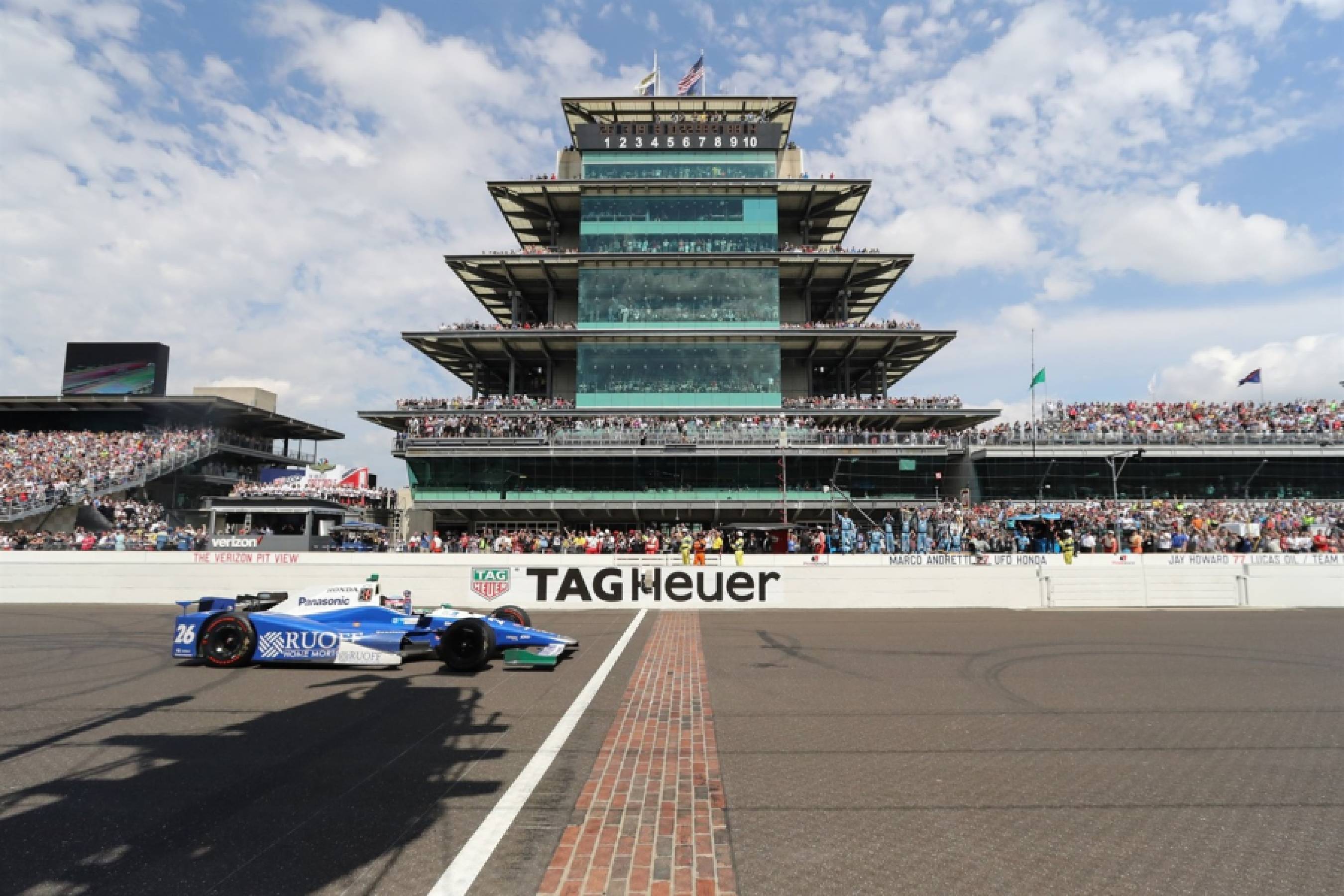 2017年、フィニッシュラインのブリックを通過する佐藤琢磨