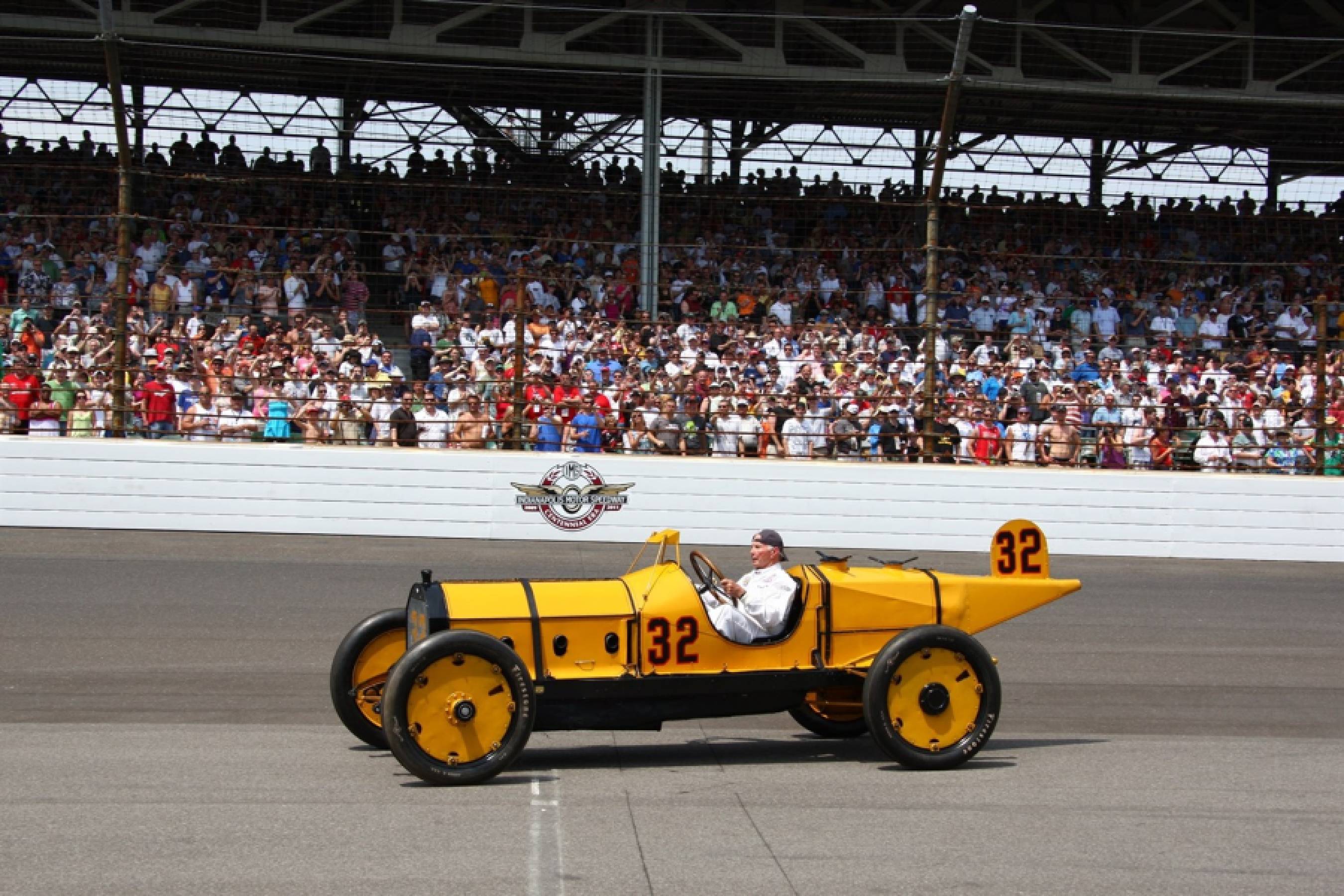 1911年の優勝車マーモン・ワスプ。写真は2011年のデモ走行時に撮影された車両（レプリカ）