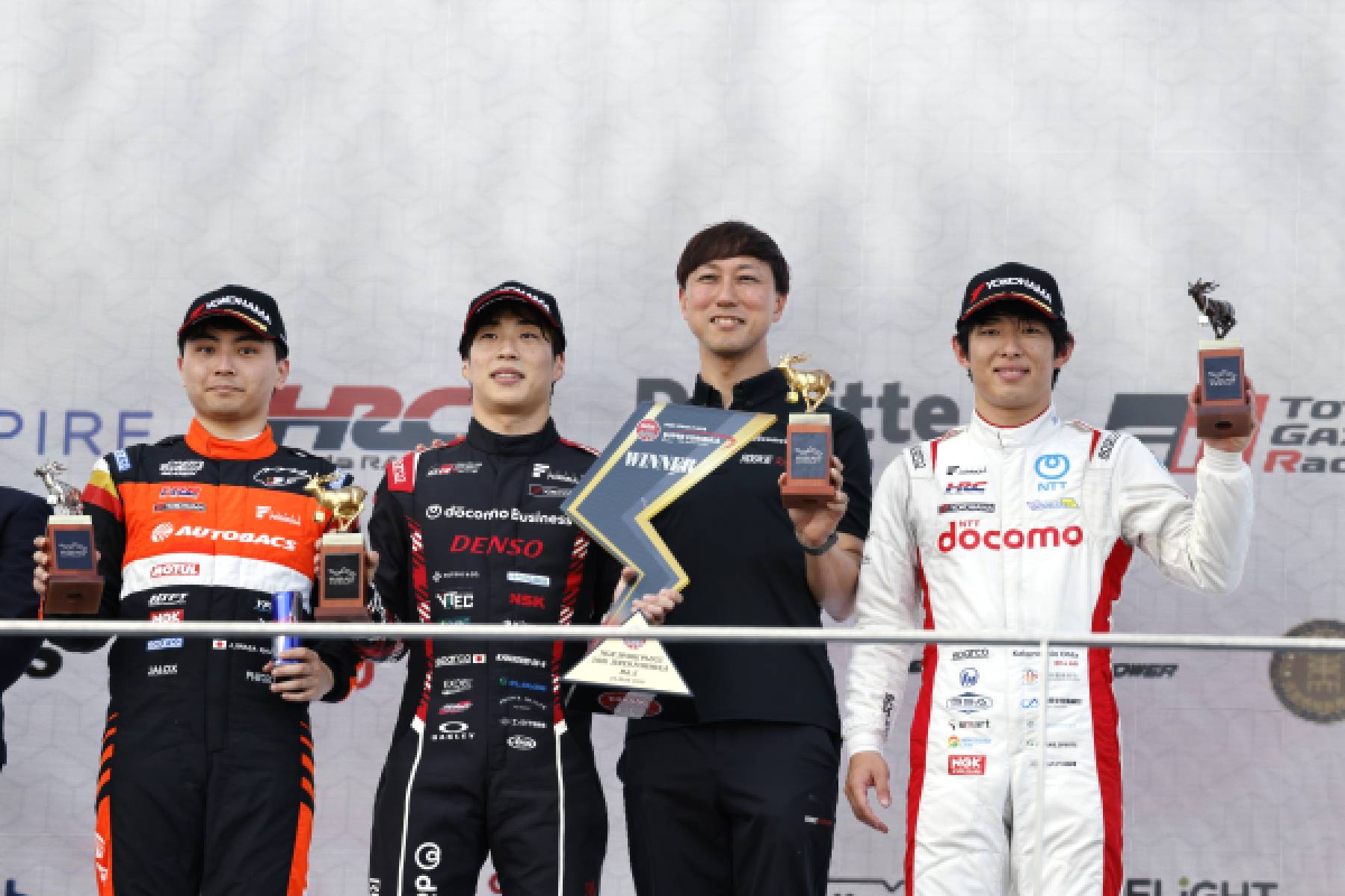 最終周、最終コーナーまで白熱の首位攻防戦　岩佐と太田が2、3位表彰台
