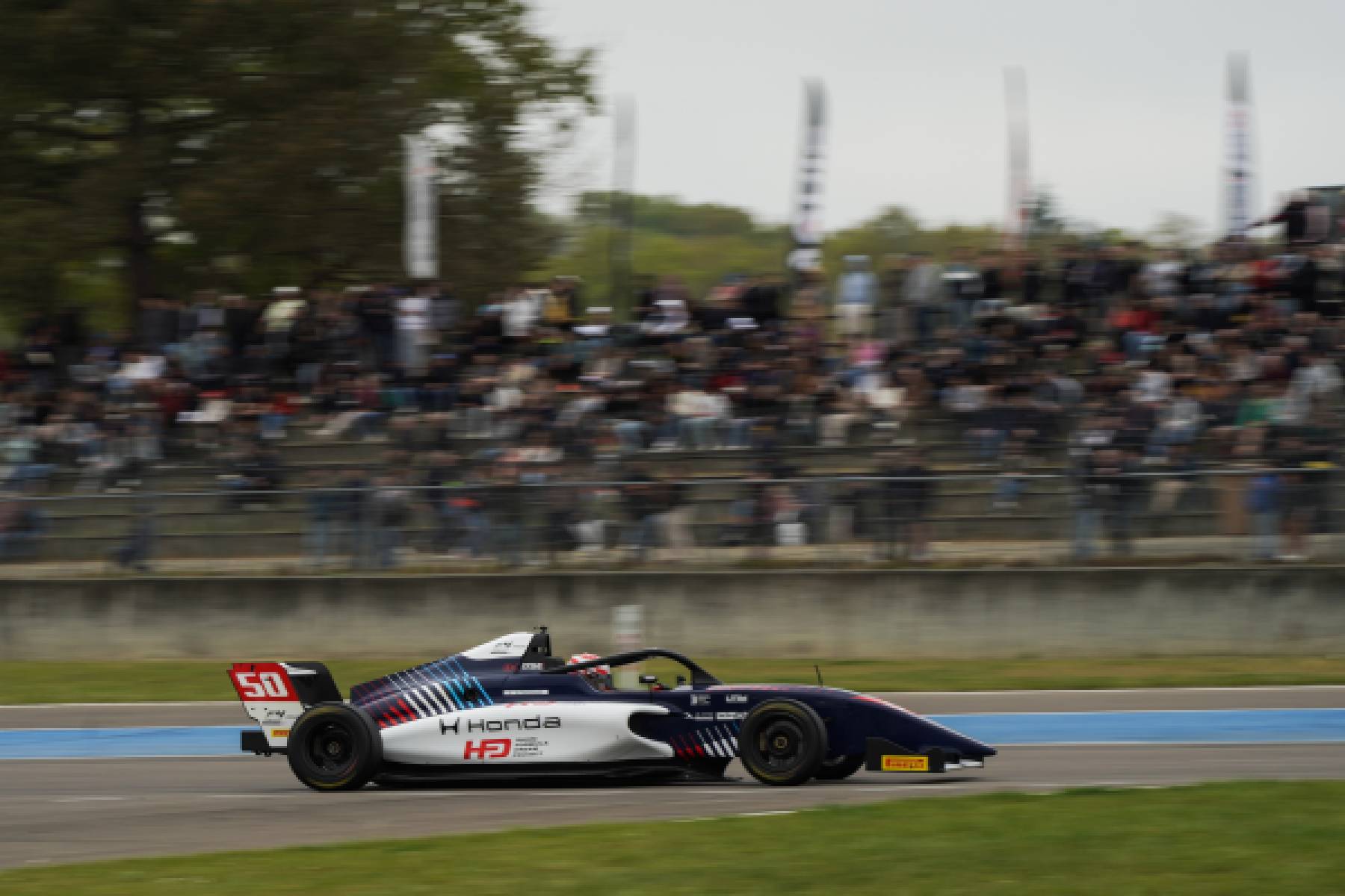 土橋、フランスF4デビュー戦で3位表彰台