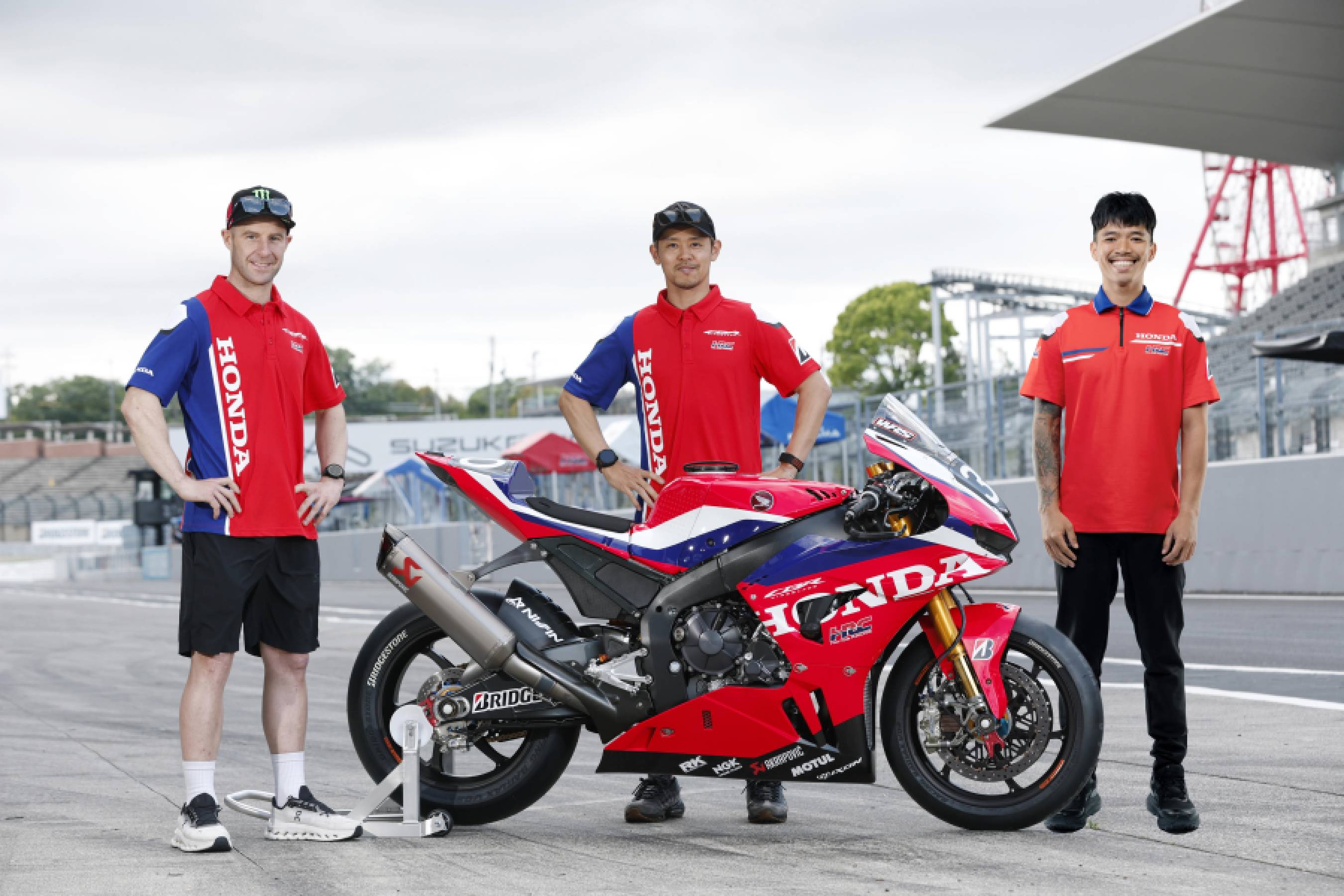 左から、ジョナサン・レイ、高橋巧、ソムキアット・チャントラ(Honda HRC)