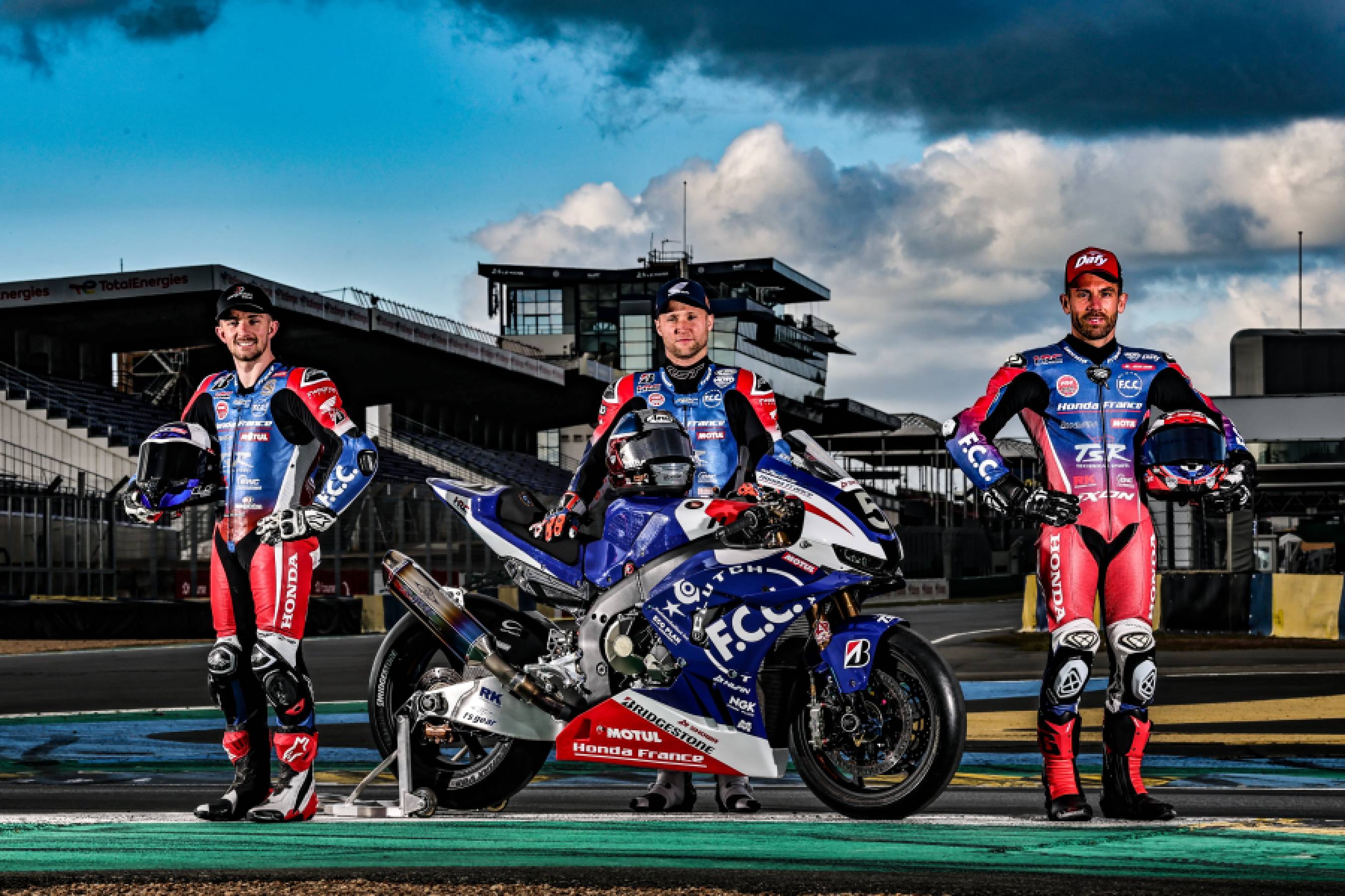 左から、ジョン・マクフィー、アラン・テシェ、コロンタン・ペロラーリ(F.C.C. TSR Honda France)