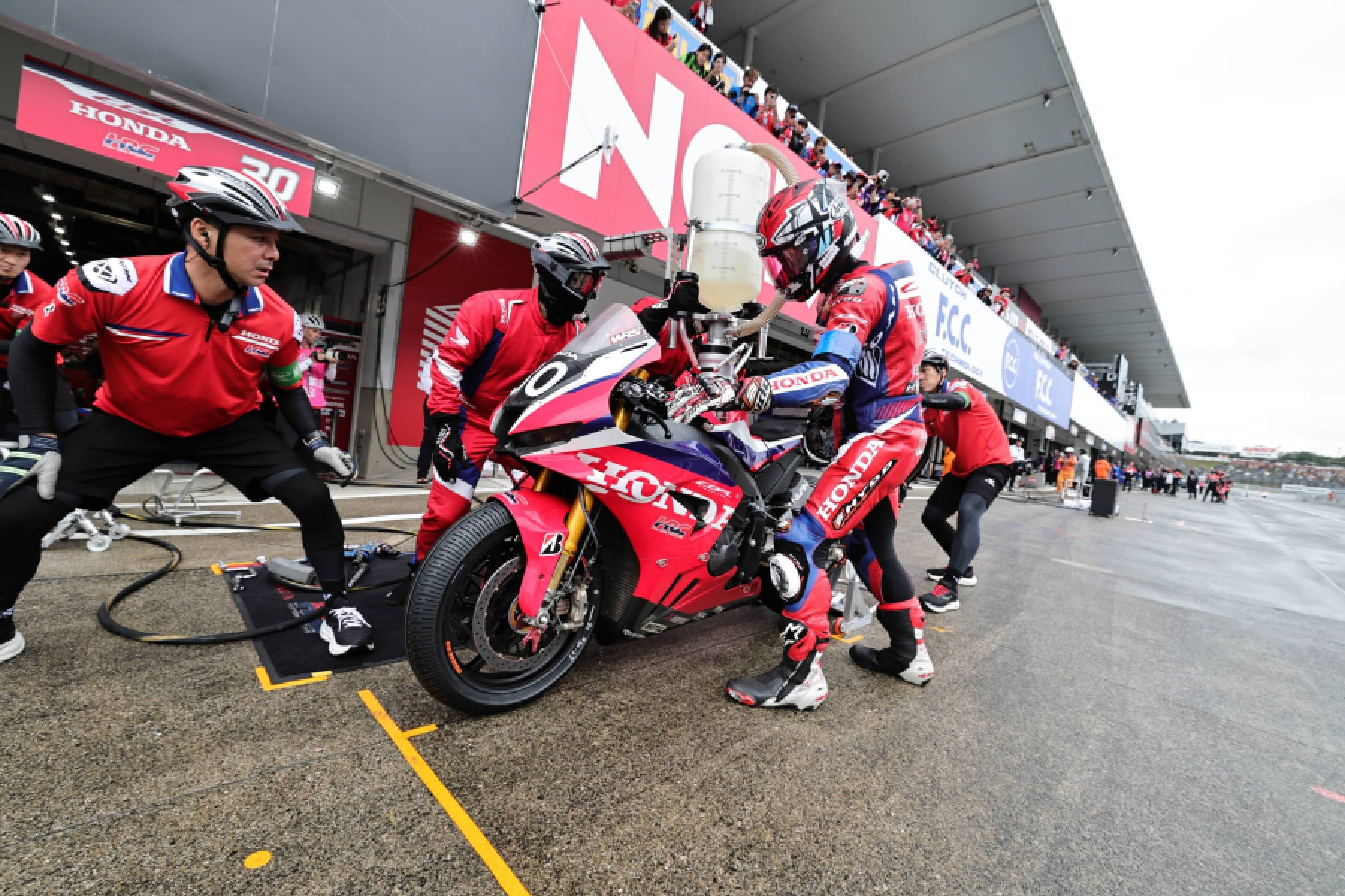 Honda HRC leads the Suzuka 8 Hours at halfway