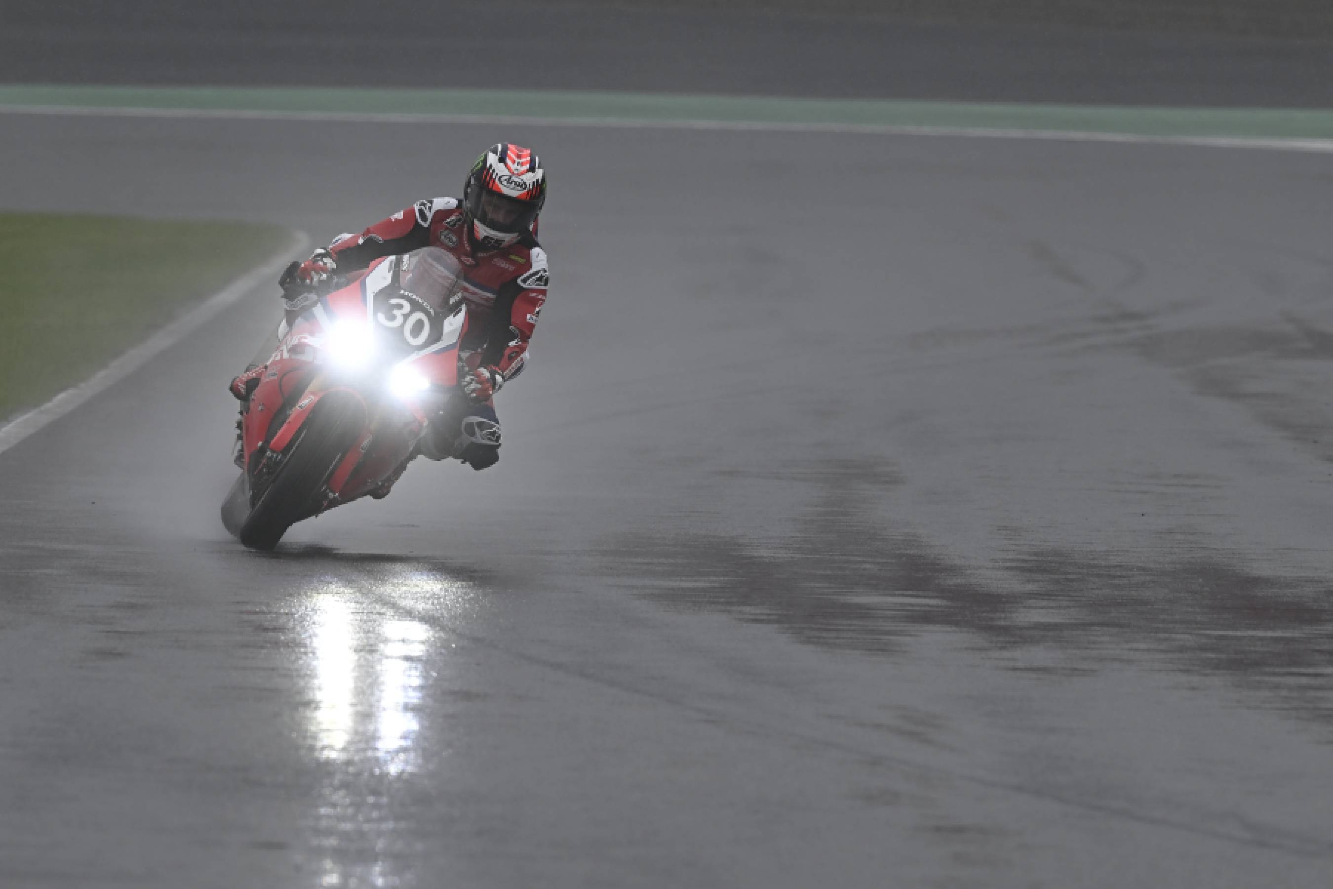【4時間経過】Honda HRCが首位を堅守。雨に翻ろうされるレースは後半戦へ