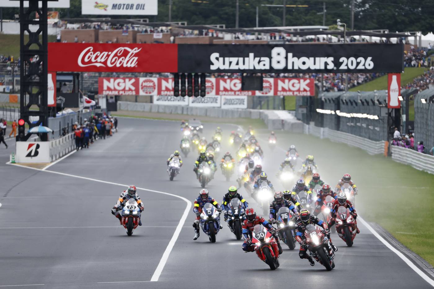 【レース終了】Honda HRCが雨の鈴鹿8耐を制し5連覇。高橋が最多優勝記録を更新する通算8勝目