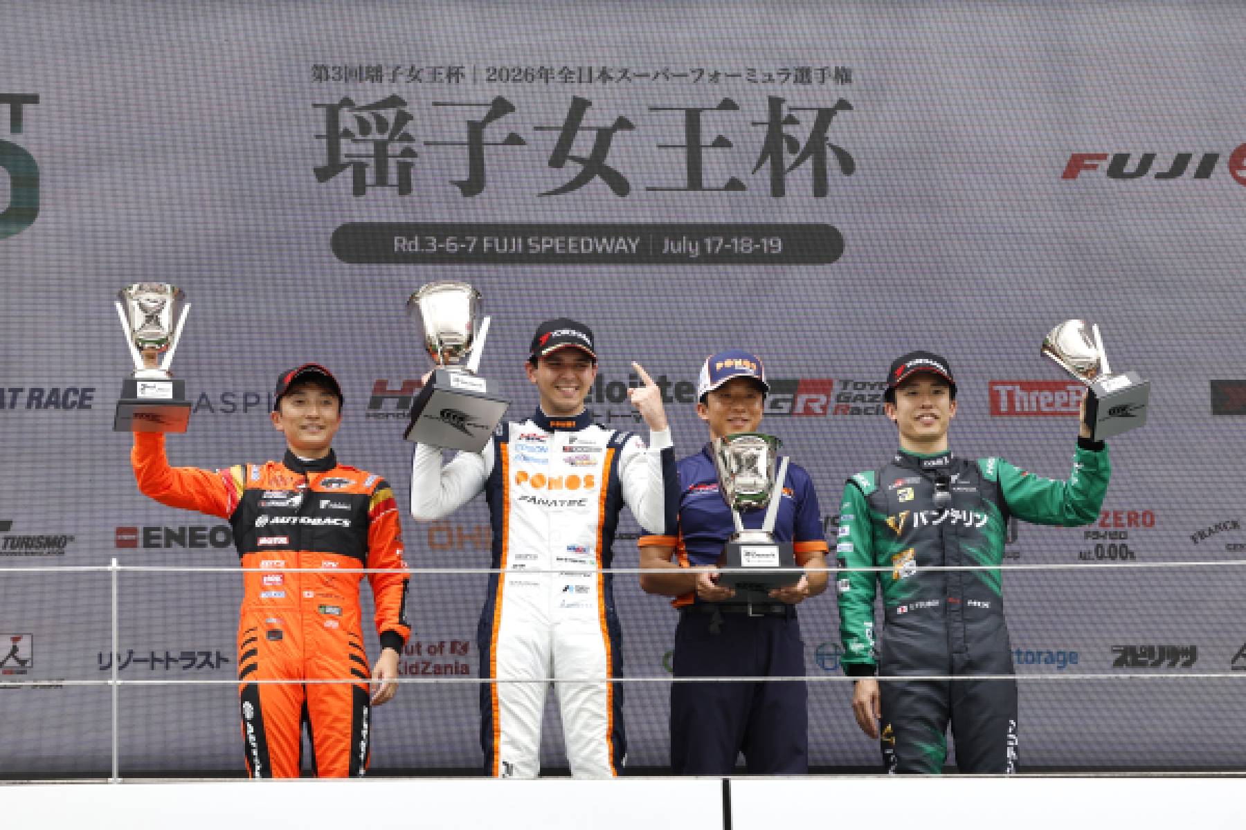 オオムラ・フラガが9番手から逆転勝利　野尻が今季初の表彰台獲得