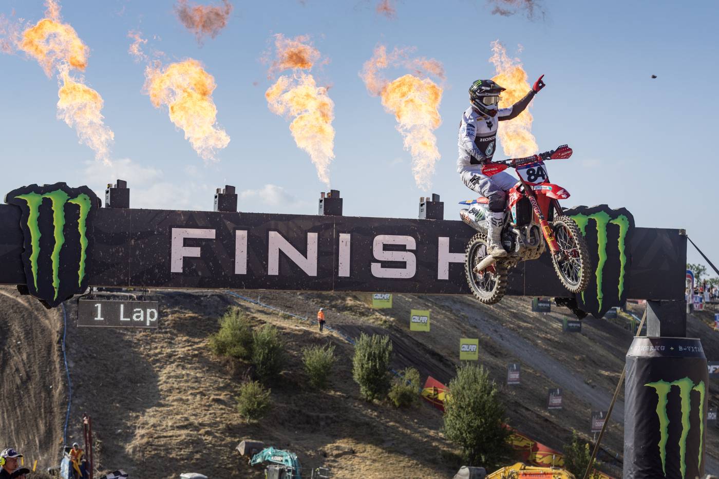 Incredible Herlings dominates in Britain to close championship battle