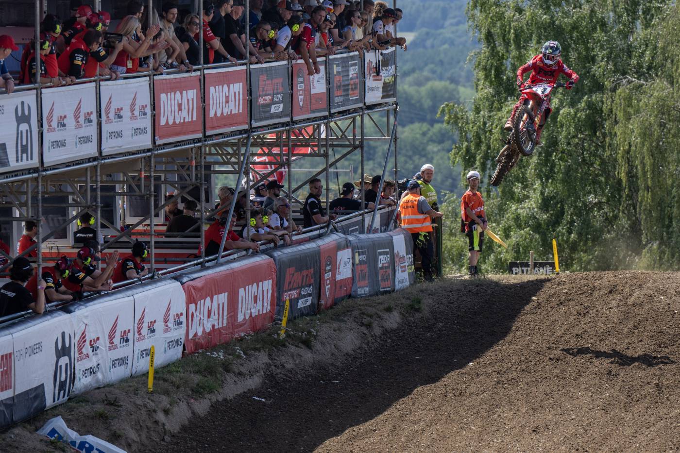 Qualification victory leaves Herlings one point behind championship leader