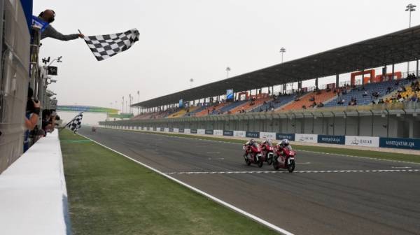 Ezawa wins a three-way fight for first win of the year