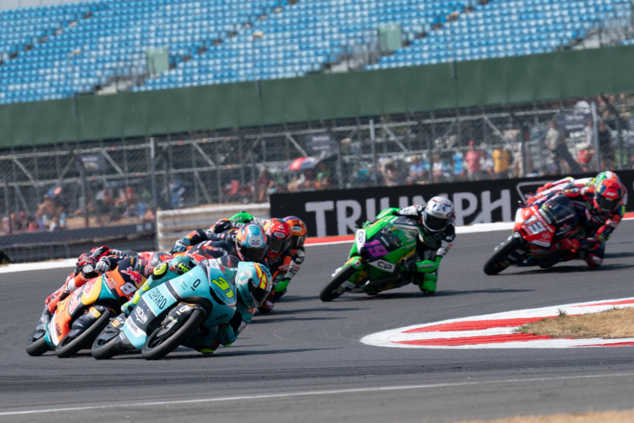 Fernandez fights for fourth at Silverstone