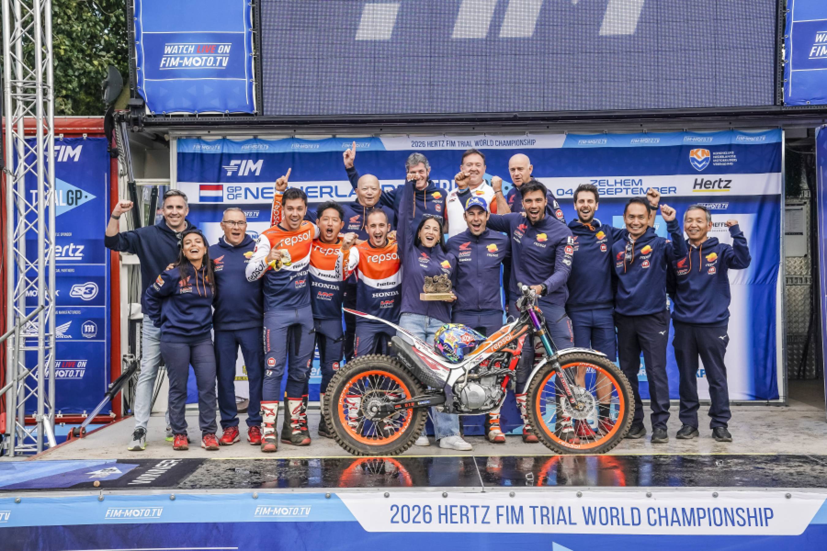 Toni Bou firma un nuevo doblete en Zelhem y acaricia su 40º título mundial