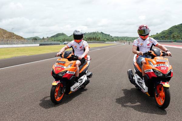 インドネシアGPのピットバイクにレプソルカラーのVario160を使用