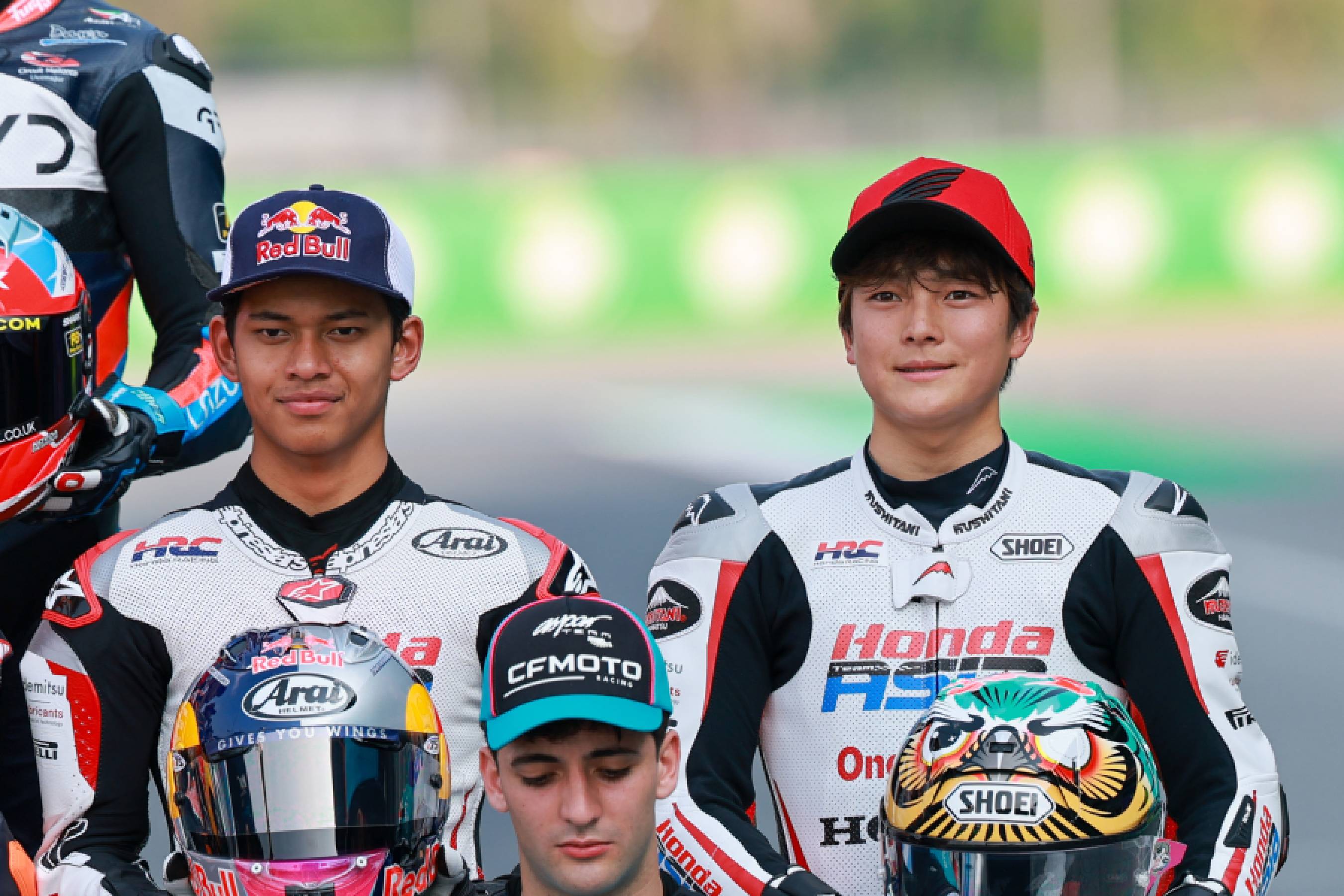 Moto3クラスの三谷　然（写真右）とヴェダ・プラタマ（左）は19歳と17歳という若いコンビだ。