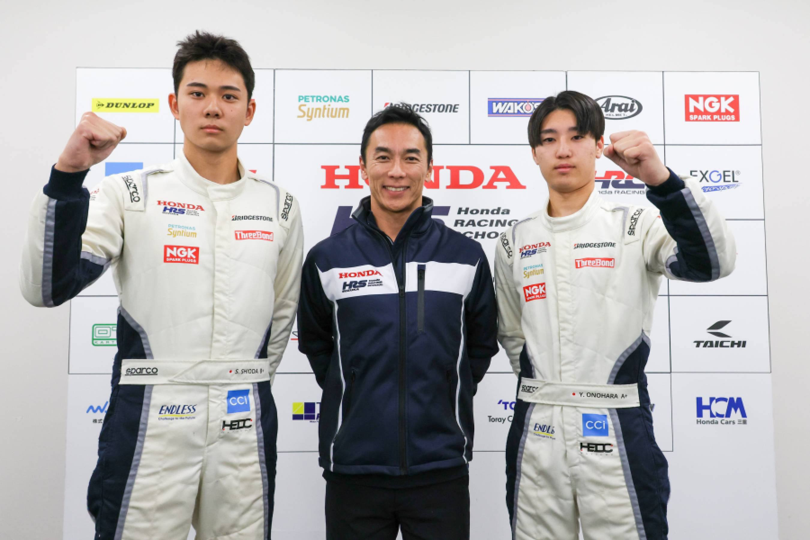 左から首席の塩田惣一朗、佐藤琢磨プリンシパル、次席の小野原悠(2026年10月28日)