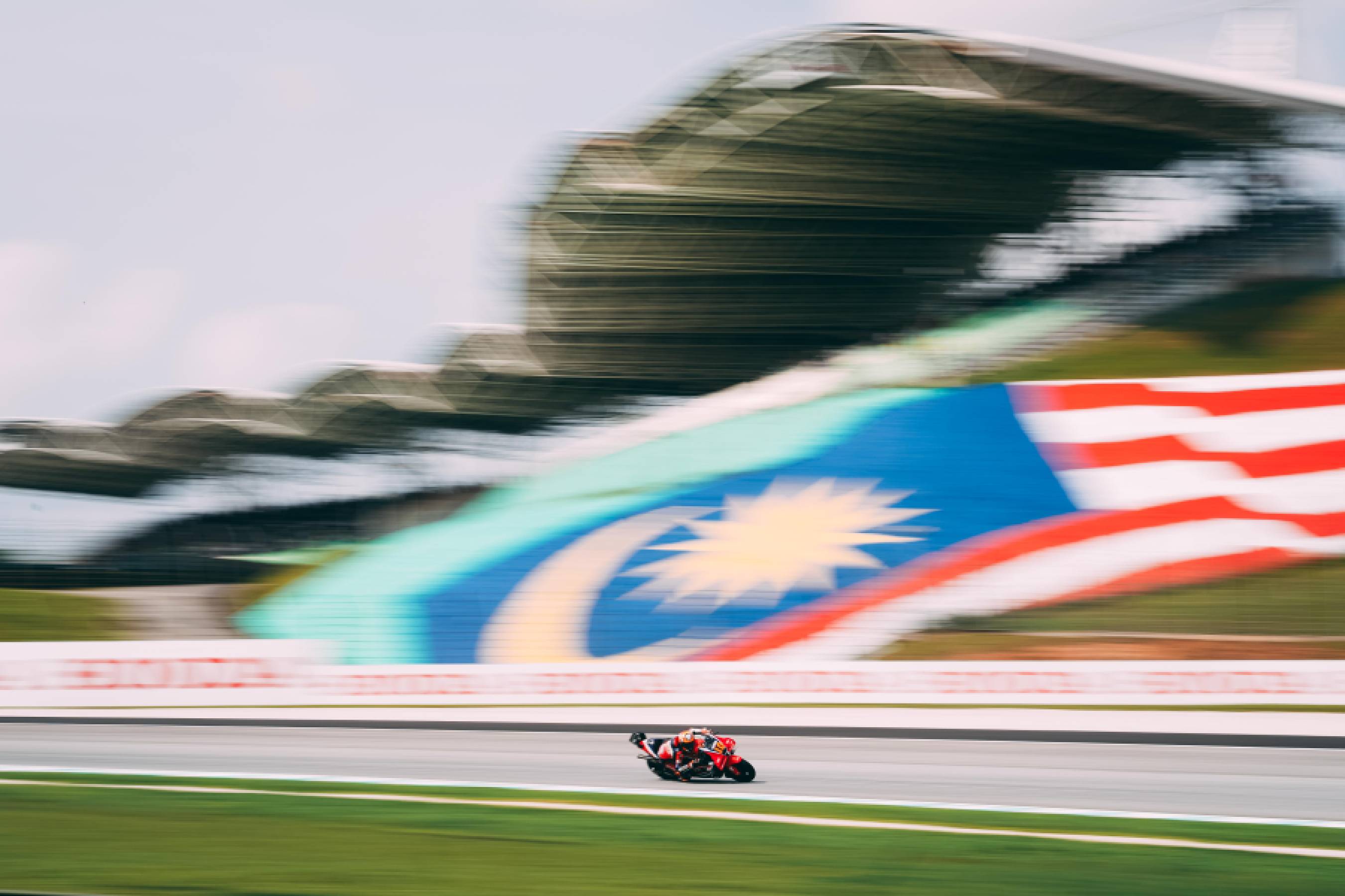 Sepang showers shake up Saturday Sprint for Marini and gambling Mir
