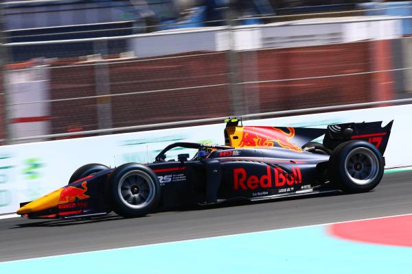 In the Sprint Race on the high-speed street circuit, Ayumu Iwasa starts from 4th in the 2nd row and finishes in a point-gaining 6th place