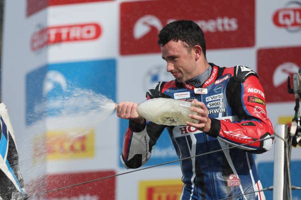 グレン・アーウインが開幕戦で3レース制覇