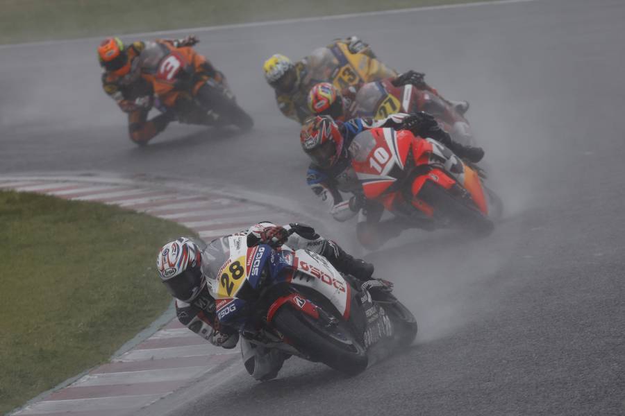 ウエットコンディションのレース2で榎戸育寛が4位入賞