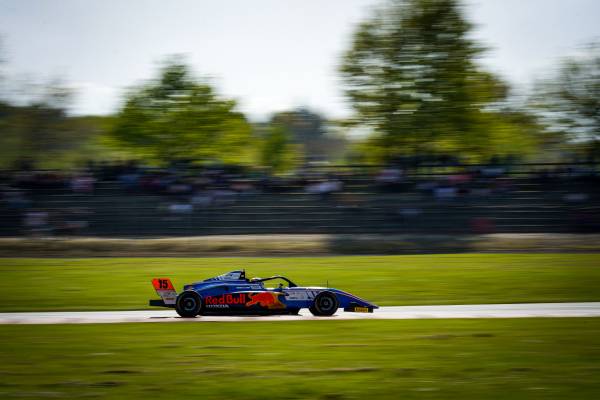 野村・荒尾、フランスF4選手権デビュー戦で表彰台！