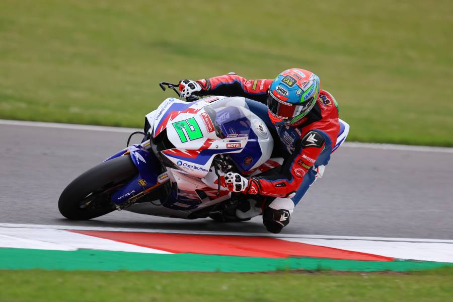 ドニントンパークのレース1でグレン・アーウィンが5位