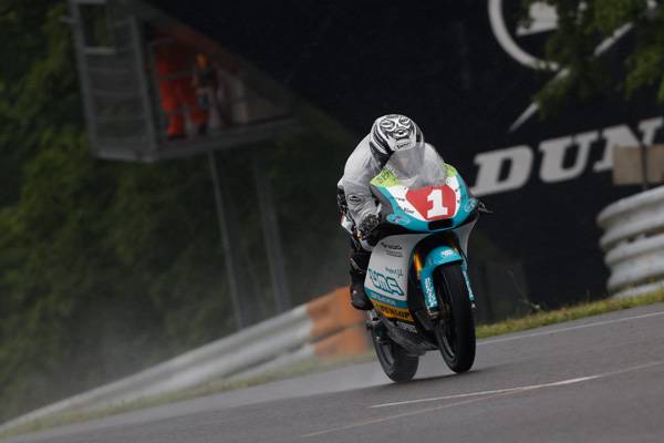 尾野弘樹が今シーズン初優勝。上原、若松が表彰台に登壇