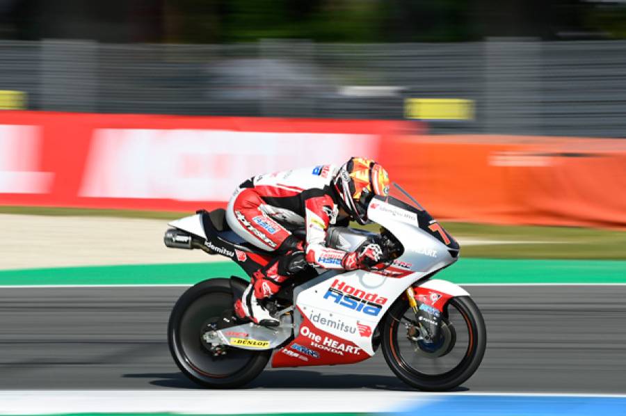 Suzuki And Foggia on First And Second Rows At Assen