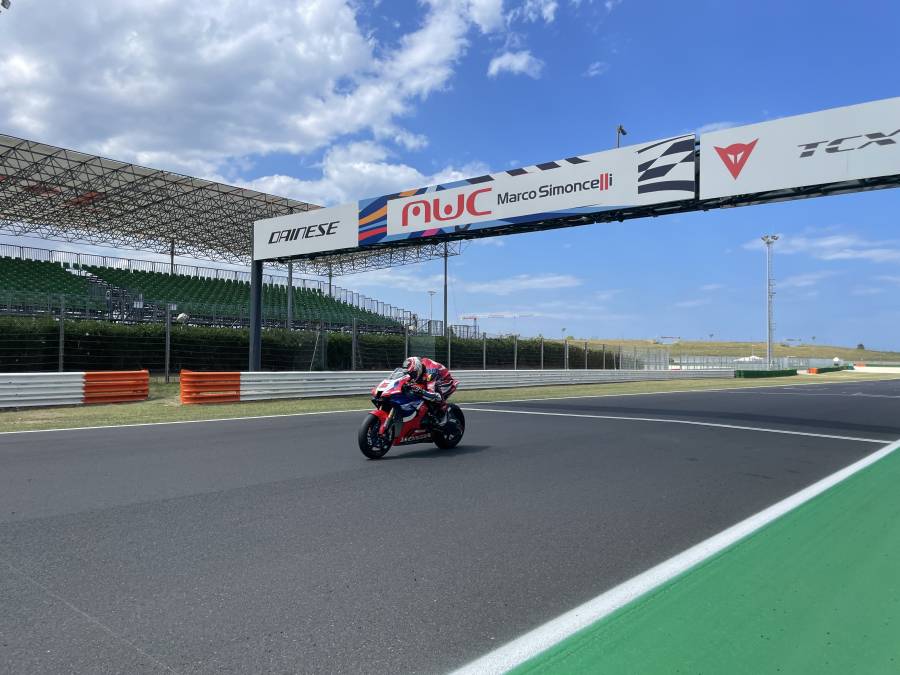 ミサノテストでレクオーナとHRCテストライダー長島哲太が走行。右手負傷のビエルゲはオブザーバー参加