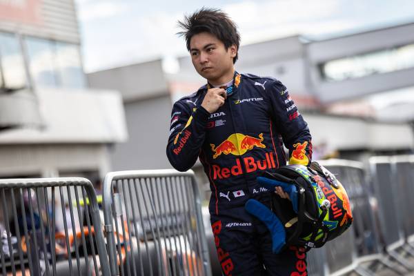 Despite a late-race charge, Ayumu Iwasa falls a little short and comes in 2nd He gains his first best lap and second podium finish in F2