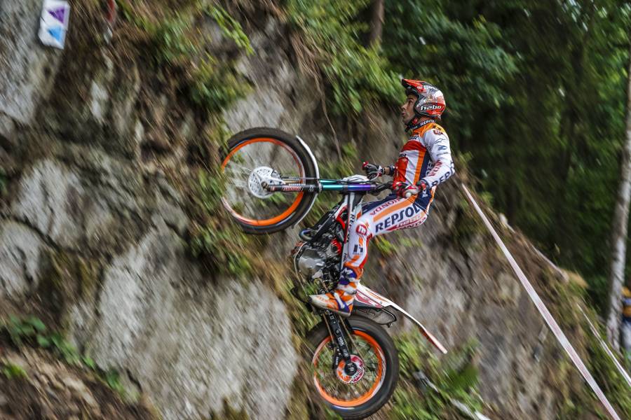 Twin wins in Germany as Toni Bou becomes undisputed world championship leader