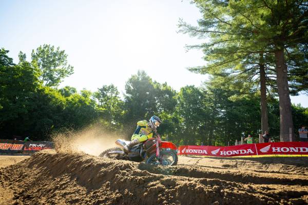 セクストンが上位フィニッシュ(2-2)でレッドプレートを死守