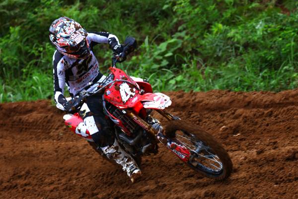 小野彩葉がトップチェッカーを受けるもペナルティーで2位。久保まなが3位