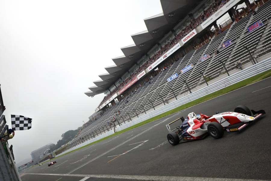 小出峻がポール・トゥ・ウインで4連勝