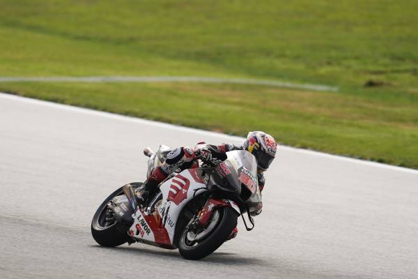 1秒差に19台という大接戦の中でHonda勢は、中上貴晶12番手、ポル・エスパルガロ14番手、アレックス・マルケス16番手、ステファン・ブラドルは21番手で初日を終える。