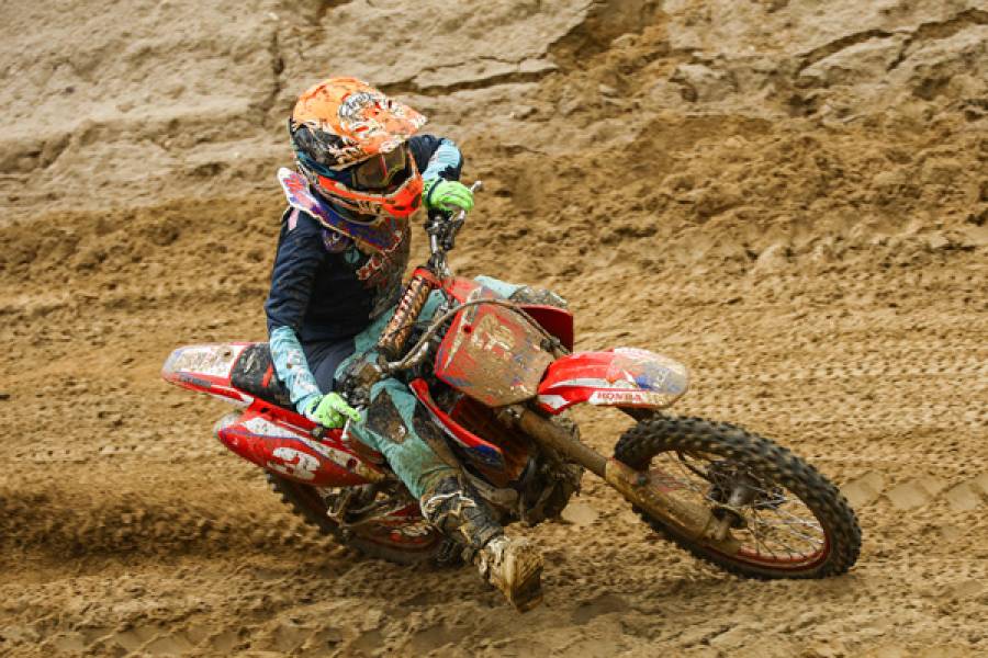 ヒート1で久保まなが地元コースで今季初優勝