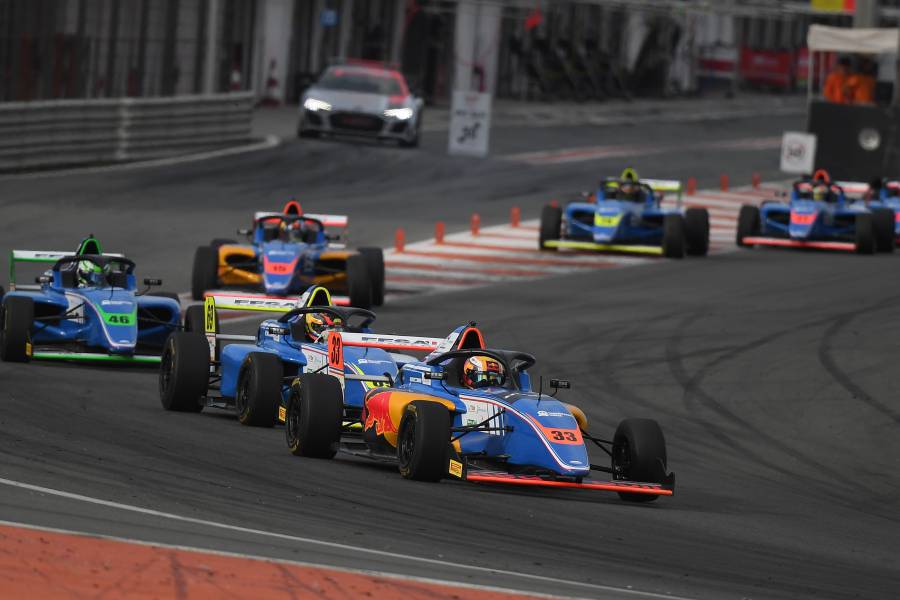 Arao extends French F4 title challenge to final round with Valencia performance