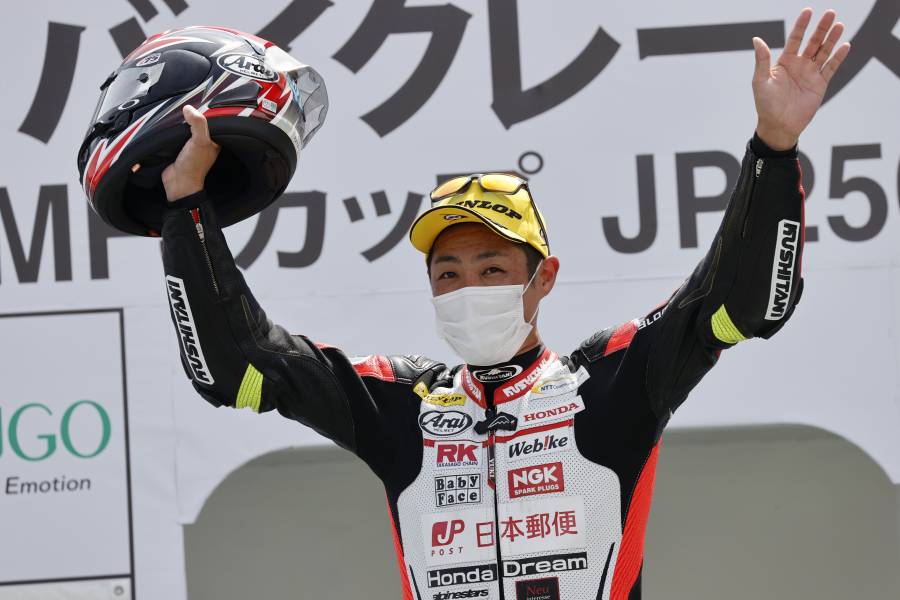 初戦を制し、1位で表彰台に立った高橋裕紀