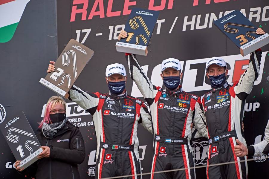 表彰台独占を喜ぶ(左から)モンテイロ、グエリエリ、ジロラミ