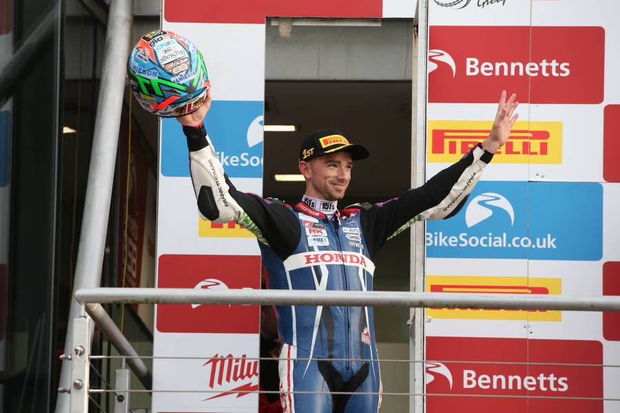 グレン・アーウィンがブランズハッチでポール・トゥ・ウインを達成