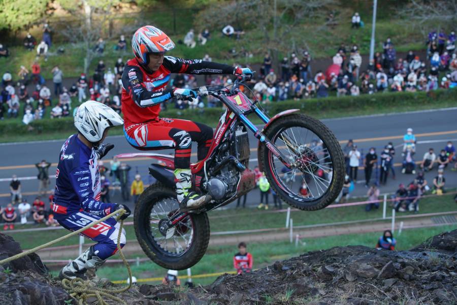 開幕戦で高さのある壁を登る小川友幸選手