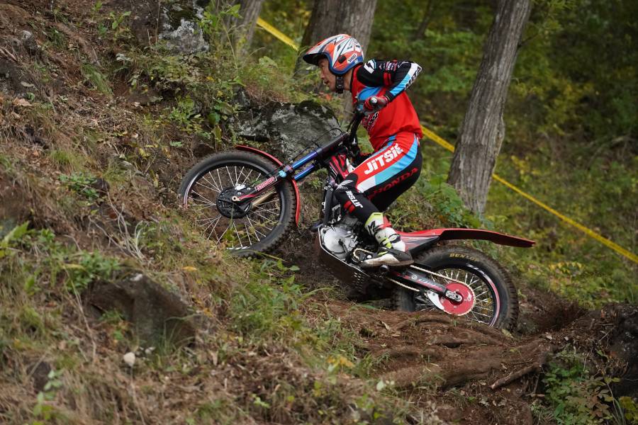 第2戦で斜面を駆け上がる小川友幸選手