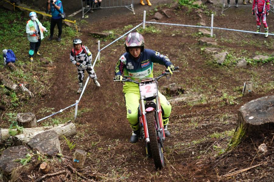 開幕戦でセクションを駆け上がる小玉絵里加選手