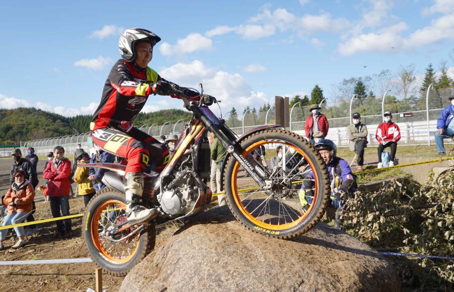 第4戦で大きな岩を走破する山中玲美選手