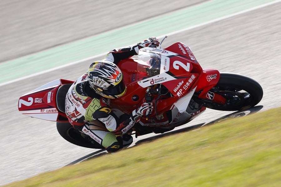 小山、國井が2位、3位で表彰台の両脇を占める。荒川が4位に入りチャンピオンを獲得