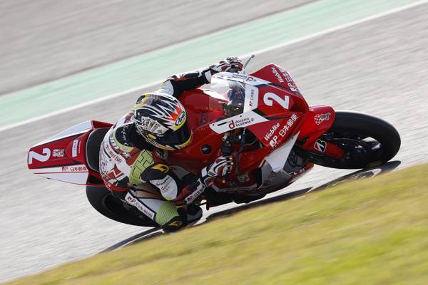 小山、國井が2位、3位で表彰台の両脇を占める。荒川が4位に入りチャンピオンを獲得