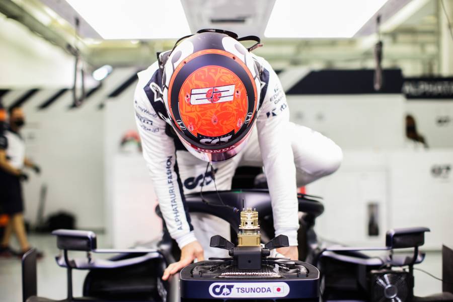 Yuki jumps in his car for Free Practice