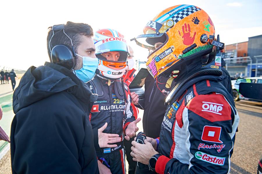 Esteban Guerrieri and Nestor Girolami discuss strategy on the Aragon grid